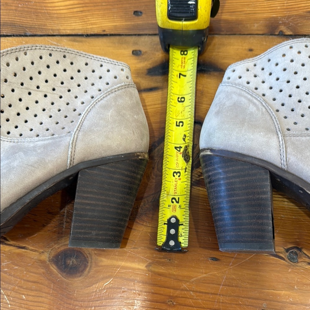 Lucky Brand Gray Tan Ankle Boots Cutout Design and Medium Stacked Heel Size 8.5 - Picture 6 of 10